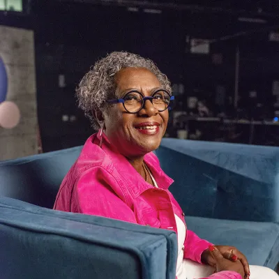 Régine Laurent sur le plateau de tournage de la série Nos géants, saison 3