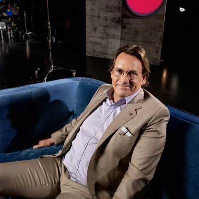 Pierre Karl Péladeau sur le plateau de tournage de la série Nos géants, saison 3