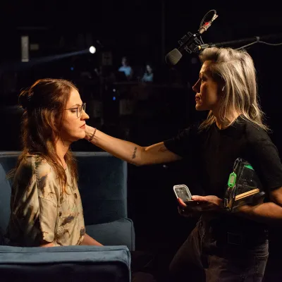 India Desjardins et une maquilleuse sur le plateau de tournage de la série Nos géants, saison 3