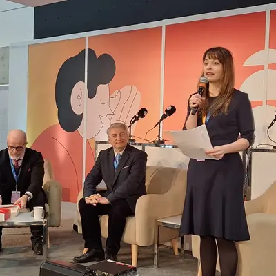 Myriam D’Arcy, directrice générale de la Fondation, présente l’historien Éric Bédard et son invité Éric Anceau.