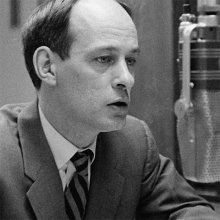 René Lévesque à la radio de Radio-Canada en 1958. Photo : Henri Paul.