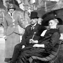 Albertine, Alphonse et Dorimène Desjardins (vers 1915). Source : Archives du Mouvement Desjardins.