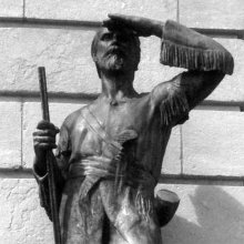 Pierre Gaultier de Varennes et de la Vérendrye (1685-1749), sculpture devant l’hôtel du Parlement de Québec. Photo : Jean Gagnon sous licence CC BY-SA 3.0.
