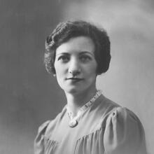 Portrait de Léa Roback en 1940. Source : Archives de la Bibliothèque publique juive de Montréal.