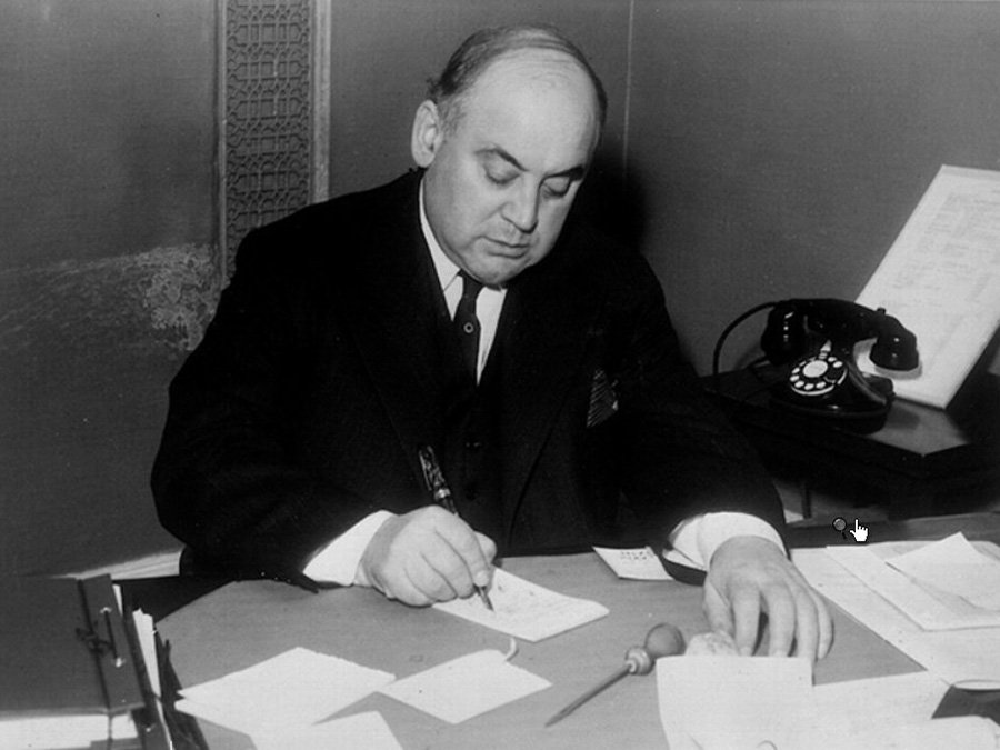 Télesphore-Damien Bouchard à son bureau en 1945. Photo : Neuville Bazin