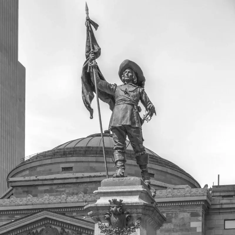 Le monument à Maisonneuve, Place d’Armes,  Montréal, réalisé par Louis-Philippe Hébert en 1895. Photo : Wilfredo Rafael Rodriguez Hernandez, 2022, domaine public.
