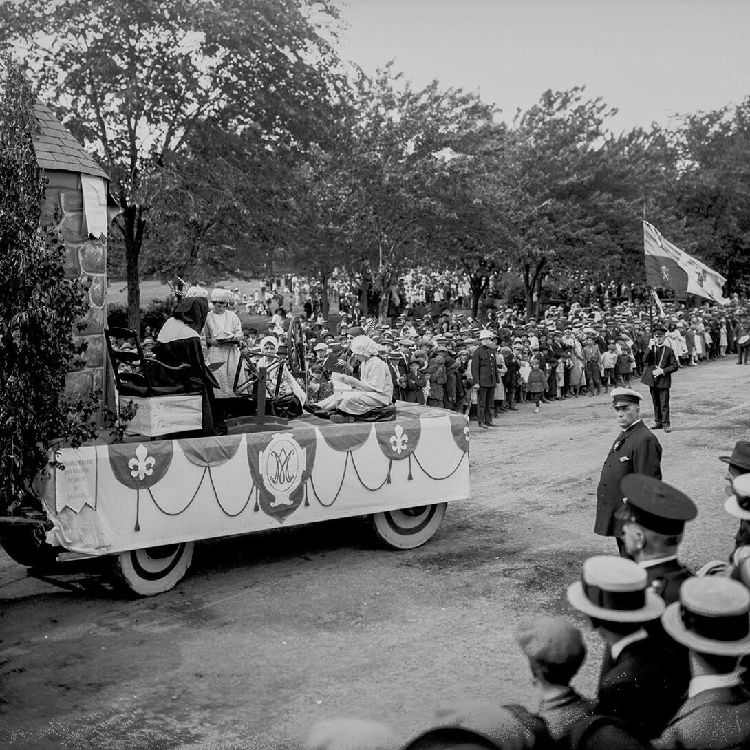 Procession de la Saint-Jean-Baptiste à Montréal, char allégorique, 24 juin 1924. Photo : Edgar Gariépy — Musée national des beaux-arts du Québec. Domaine public.